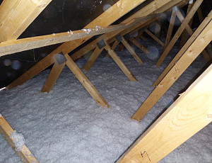 Zateplení stropu rodinného domu pomocí foukané izolace